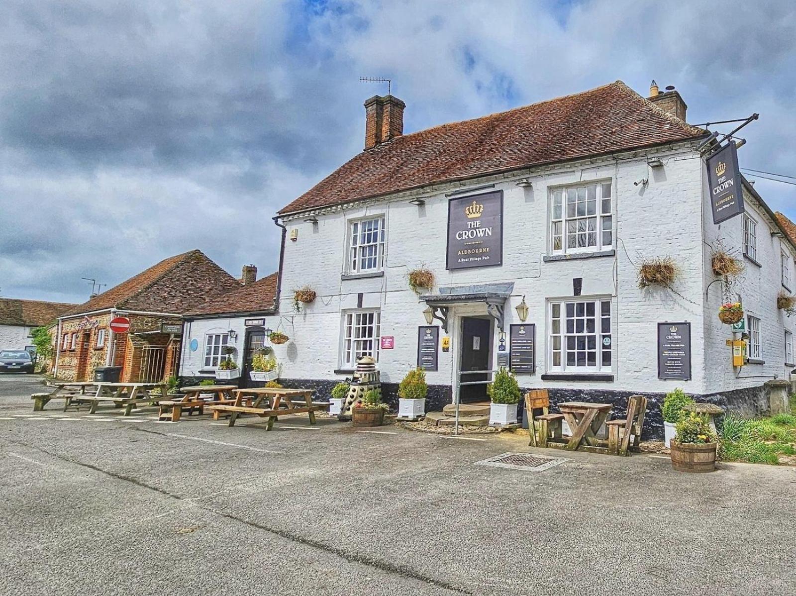 The Crown Aldbourne Hotell Exteriör bild
