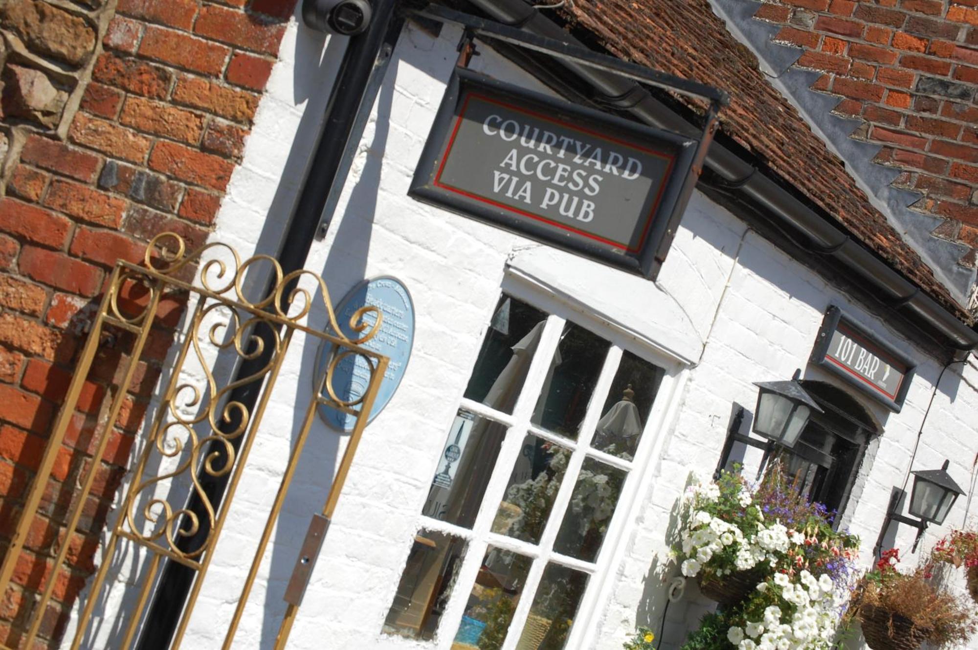 The Crown Aldbourne Hotell Exteriör bild