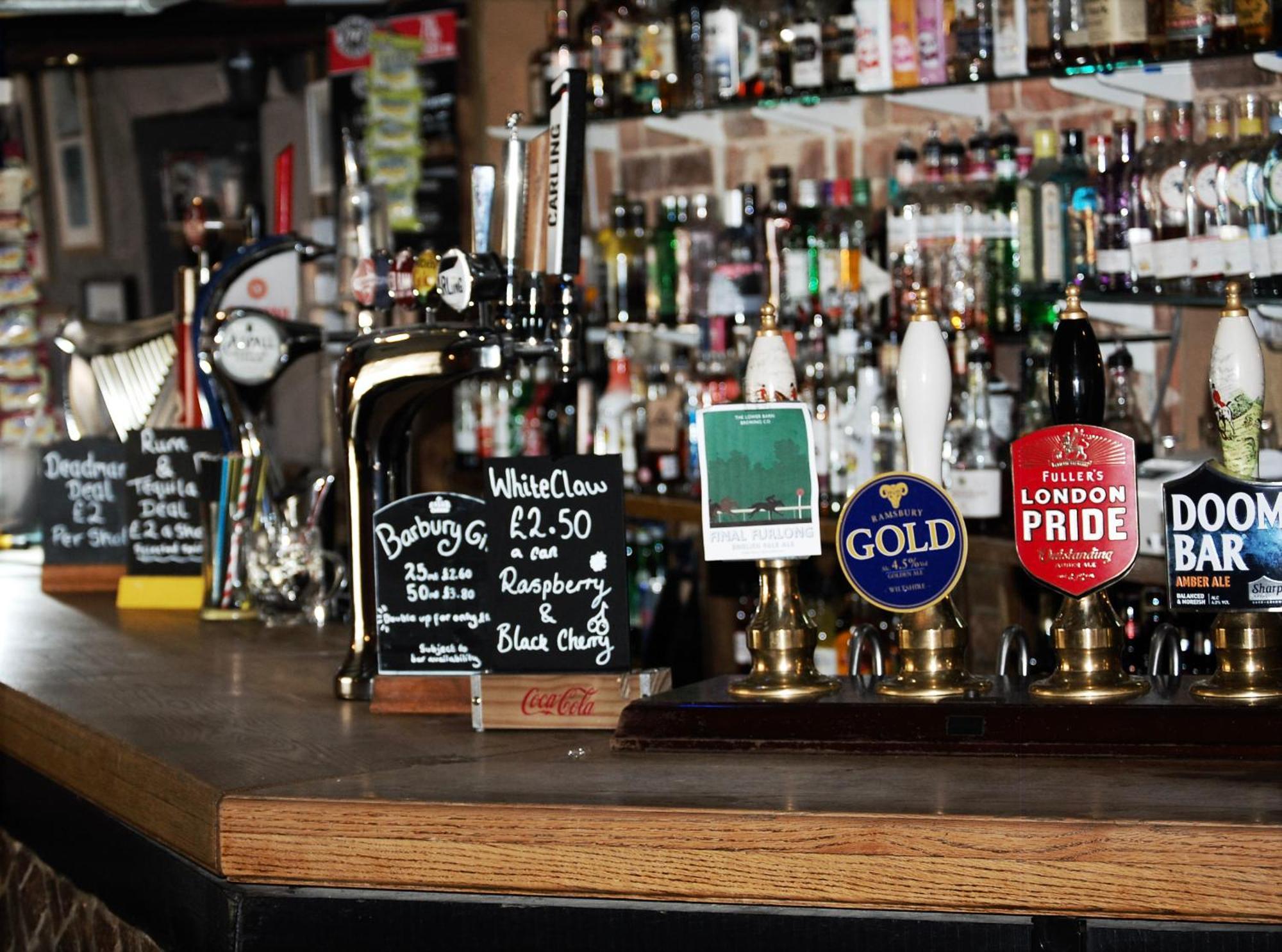 The Crown Aldbourne Hotell Exteriör bild