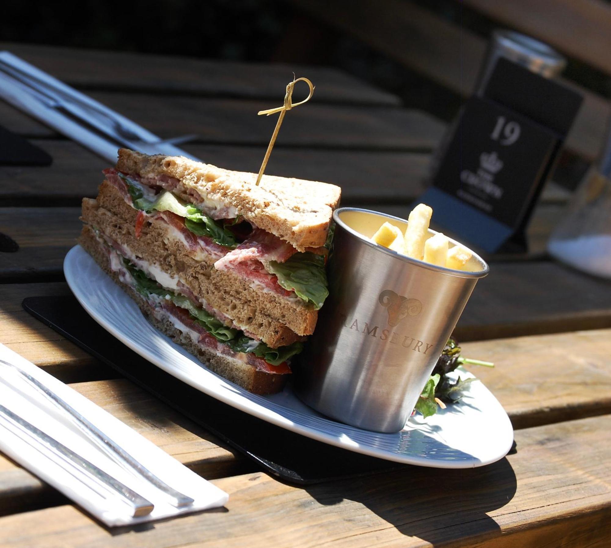 The Crown Aldbourne Hotell Exteriör bild