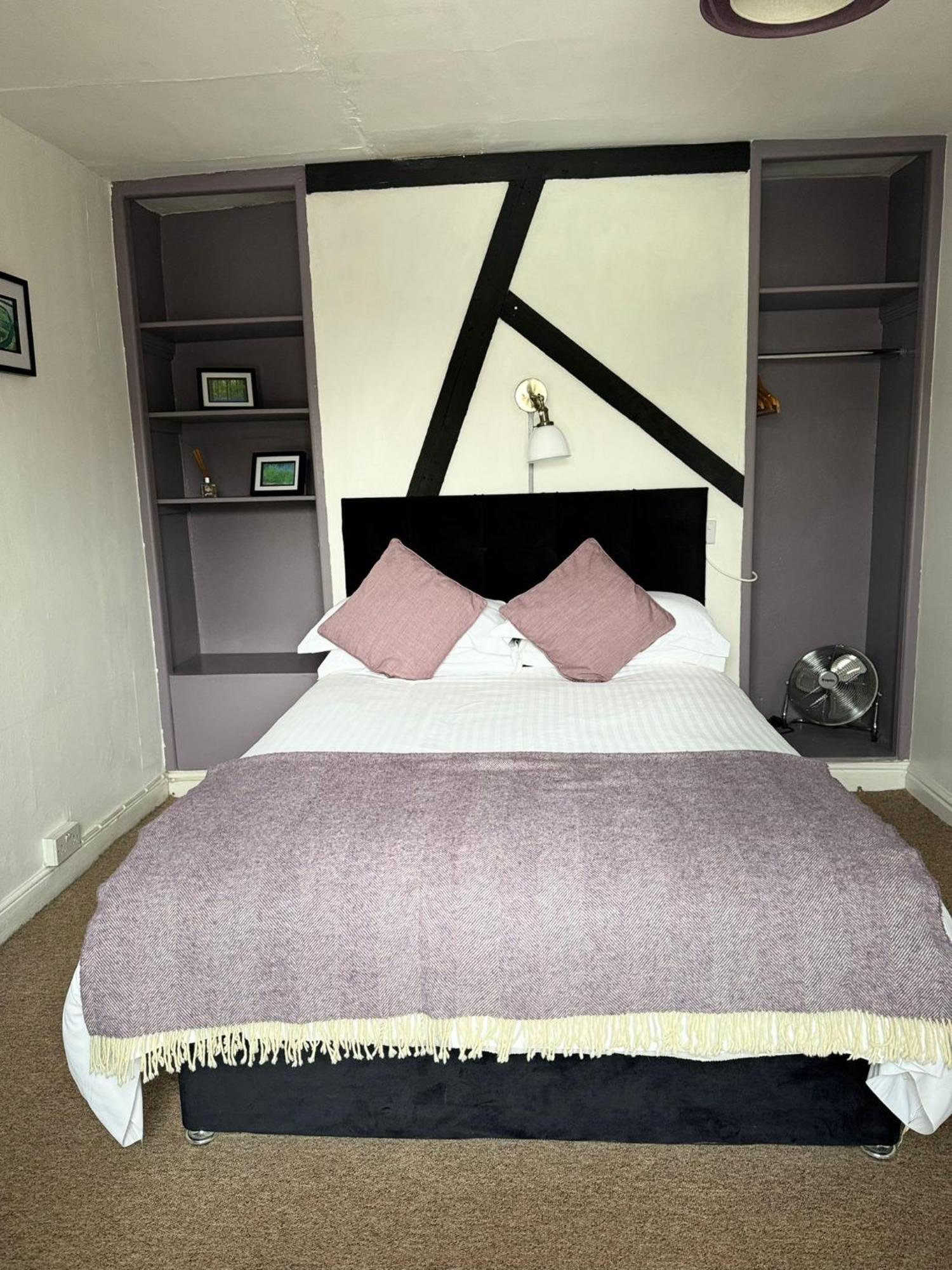 The Crown Aldbourne Hotell Exteriör bild