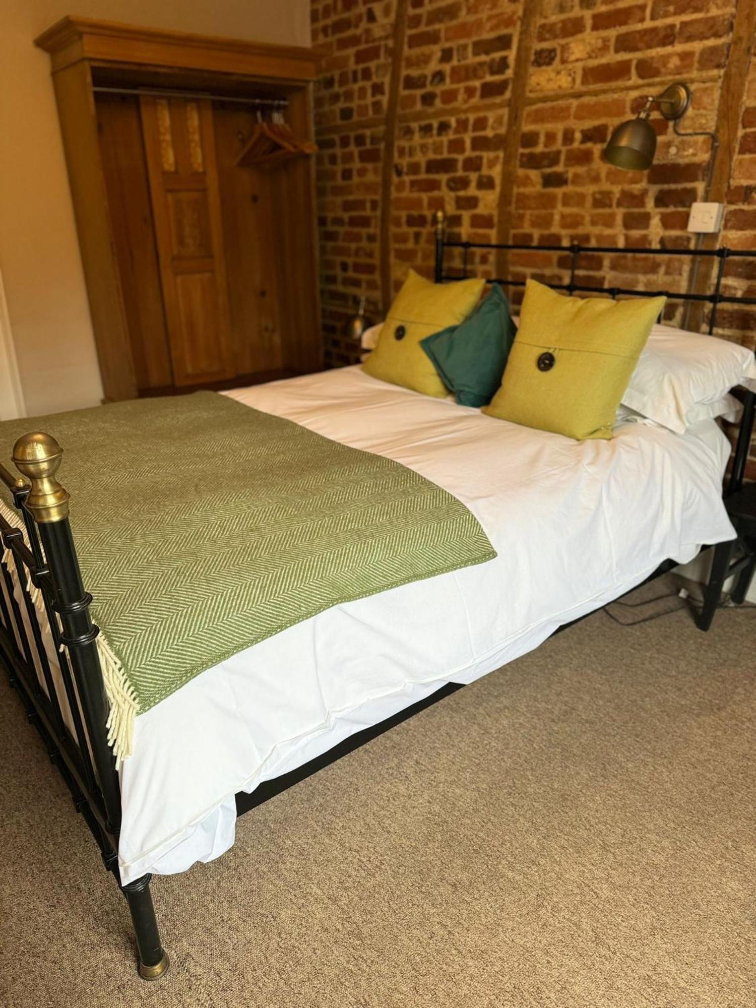 The Crown Aldbourne Hotell Exteriör bild