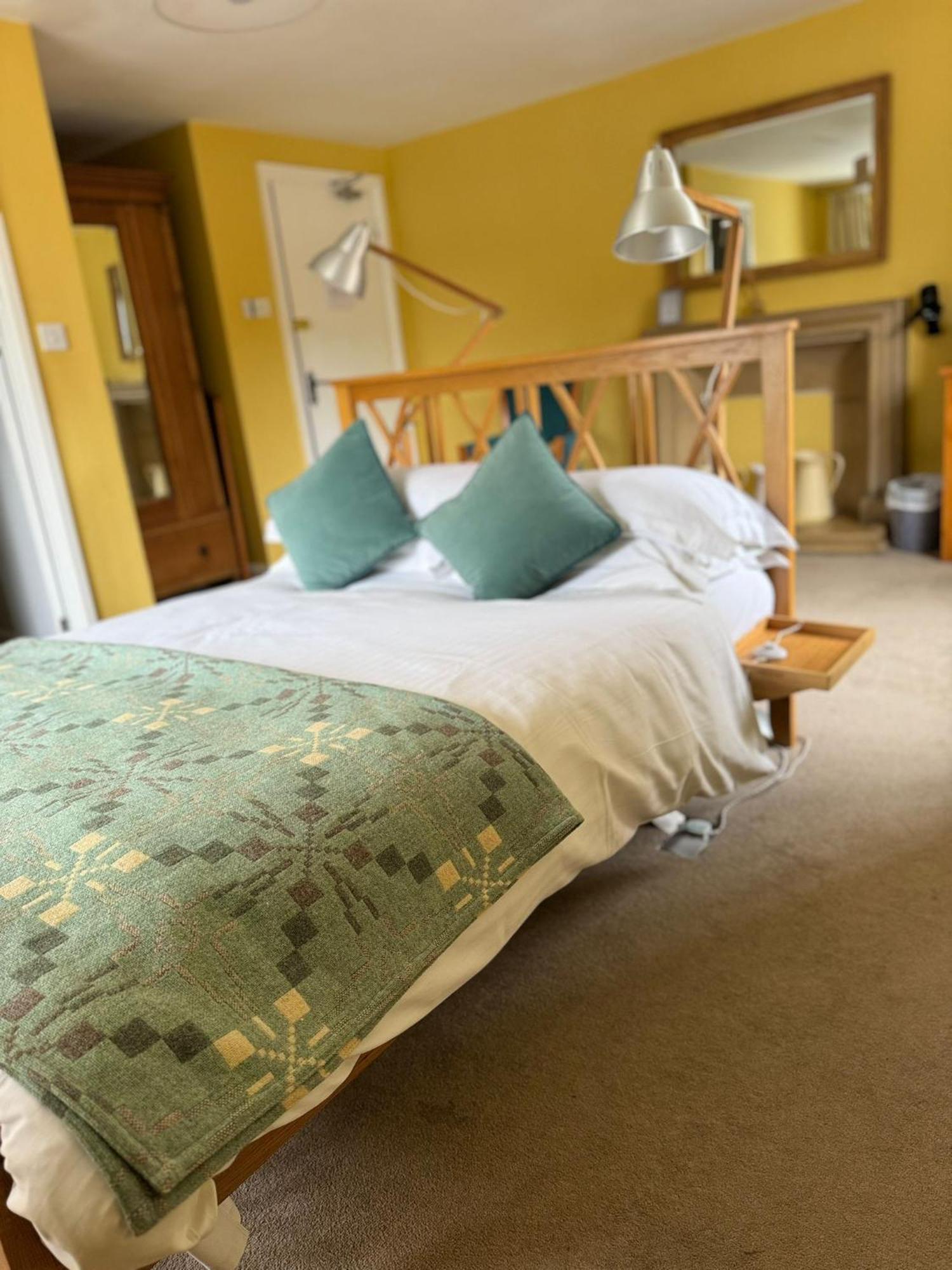 The Crown Aldbourne Hotell Exteriör bild