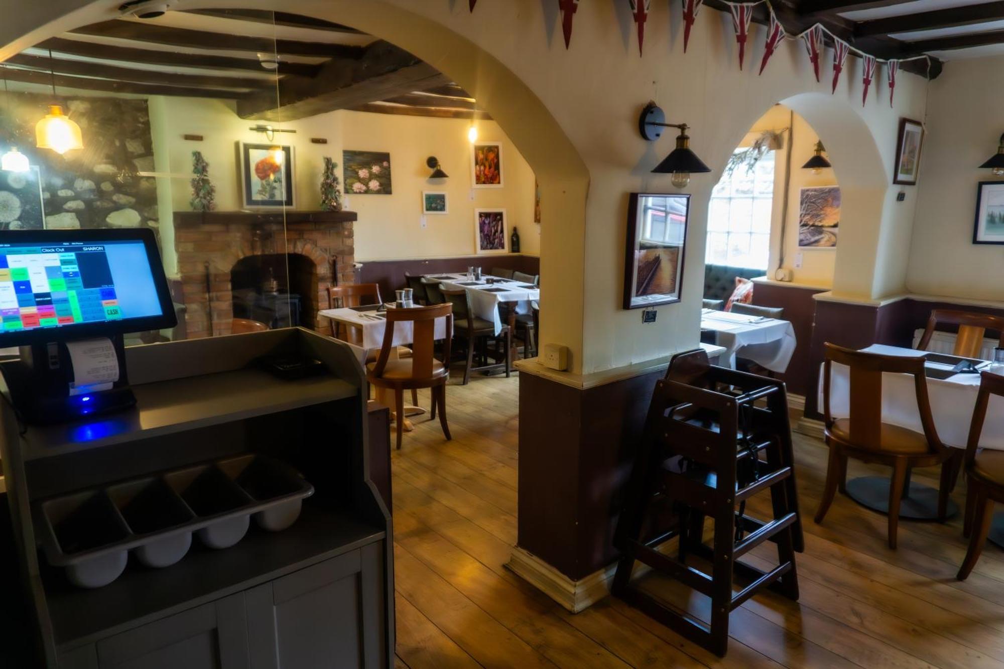 The Crown Aldbourne Hotell Exteriör bild