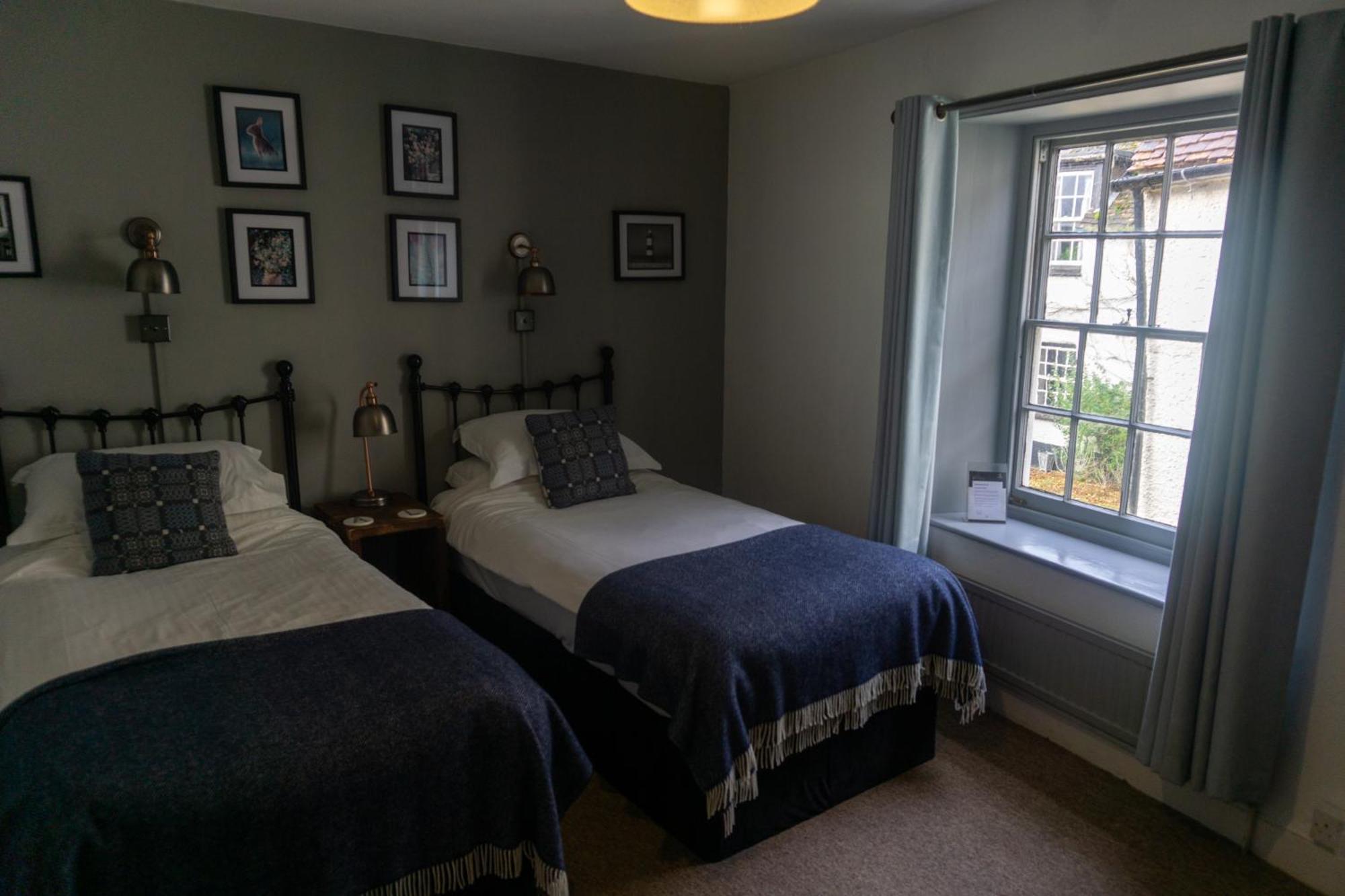 The Crown Aldbourne Hotell Exteriör bild