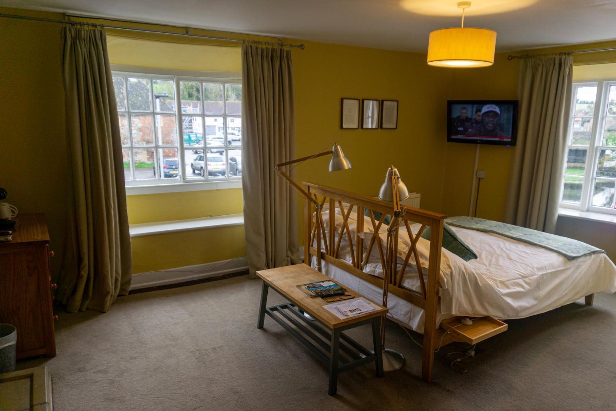 The Crown Aldbourne Hotell Exteriör bild