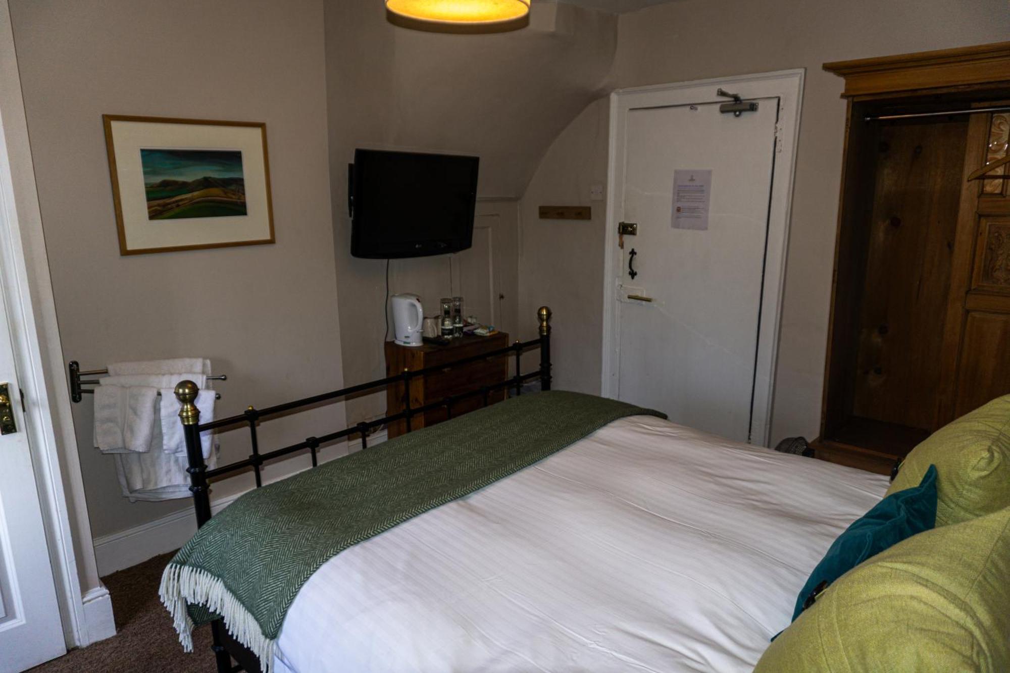 The Crown Aldbourne Hotell Exteriör bild