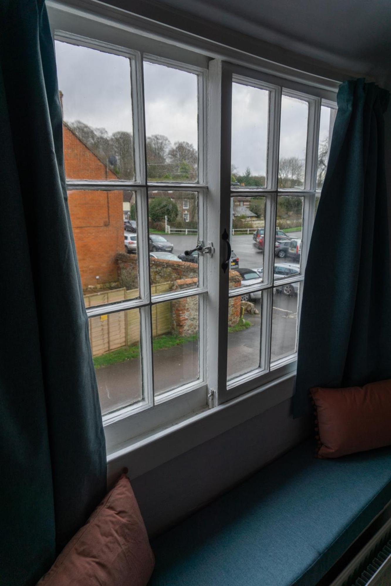 The Crown Aldbourne Hotell Exteriör bild
