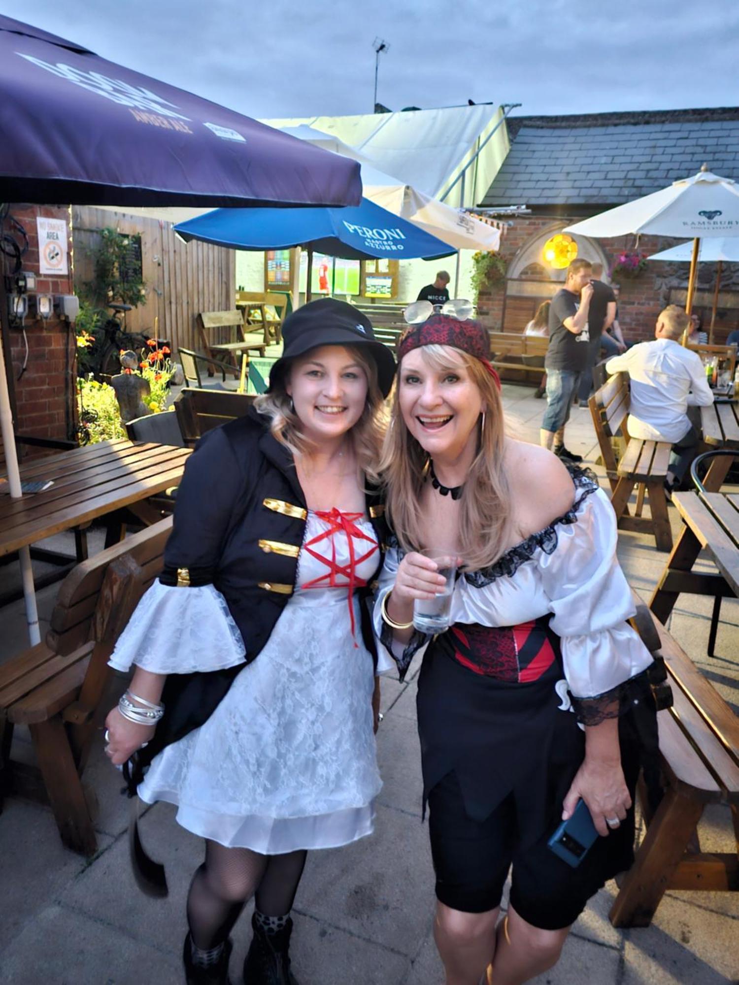 The Crown Aldbourne Hotell Exteriör bild