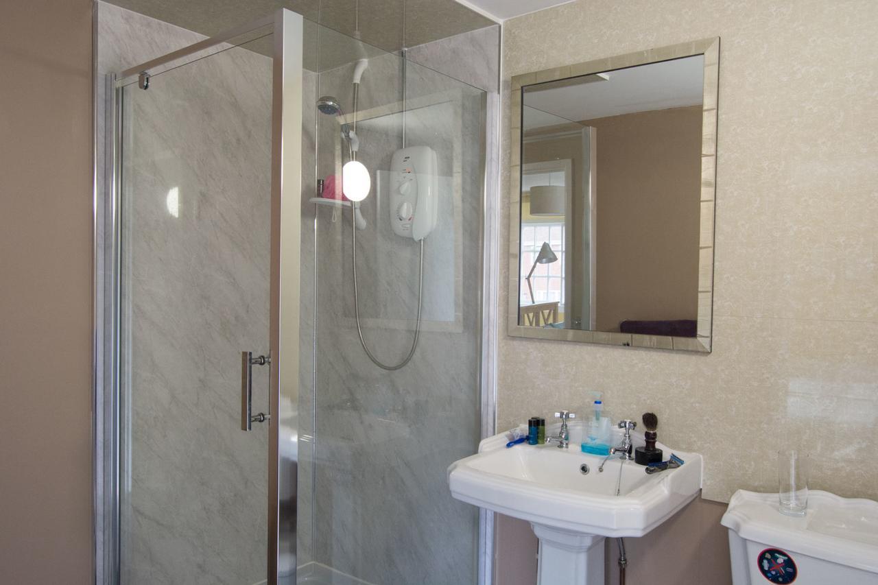The Crown Aldbourne Hotell Exteriör bild